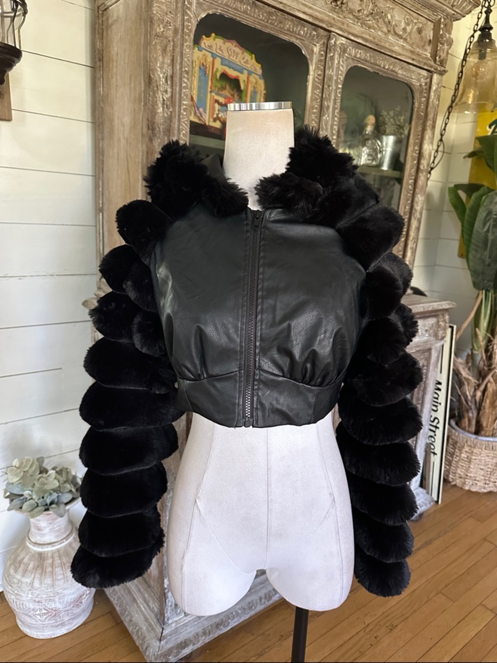 KAYLEE KOLLECTION BLACK FAUX LEATHER HOODED JACKET WITH FAUX FUR MEDIUM
